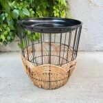 PETITE TABLE D'APPOINT NOIRE ET ROTIN