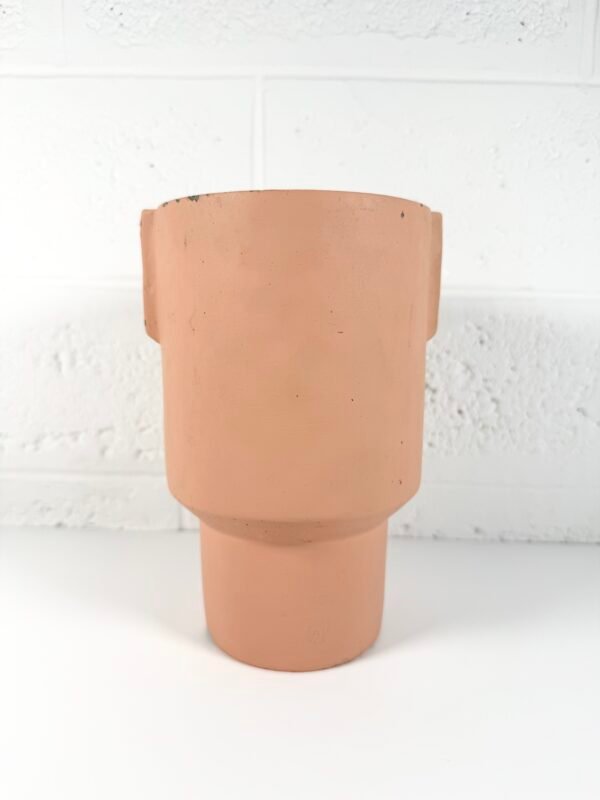 IMG_8558 CACHE POT BÉTON ROSE HAUT