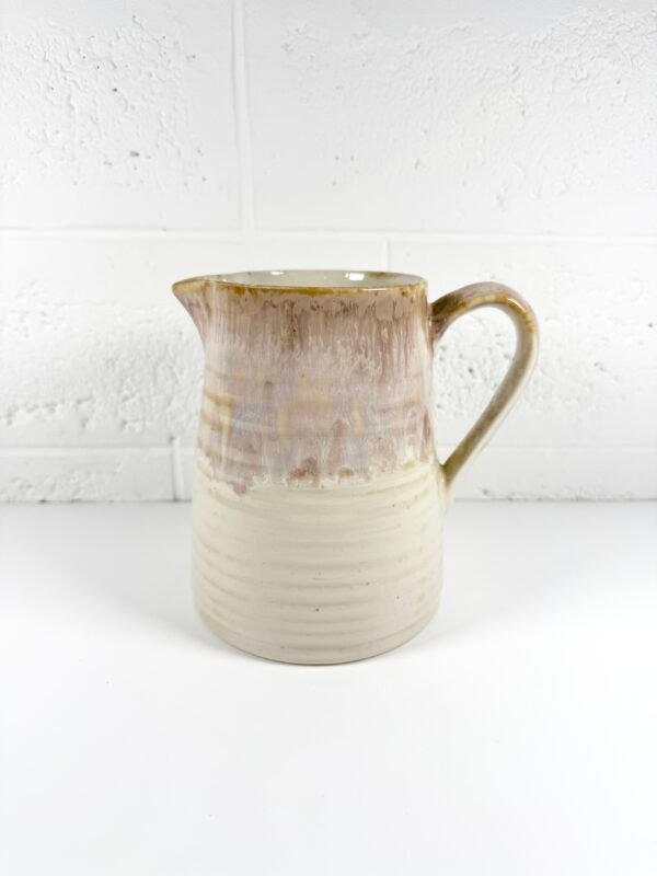 PICHET EN GRES BEIGE STRIÉ