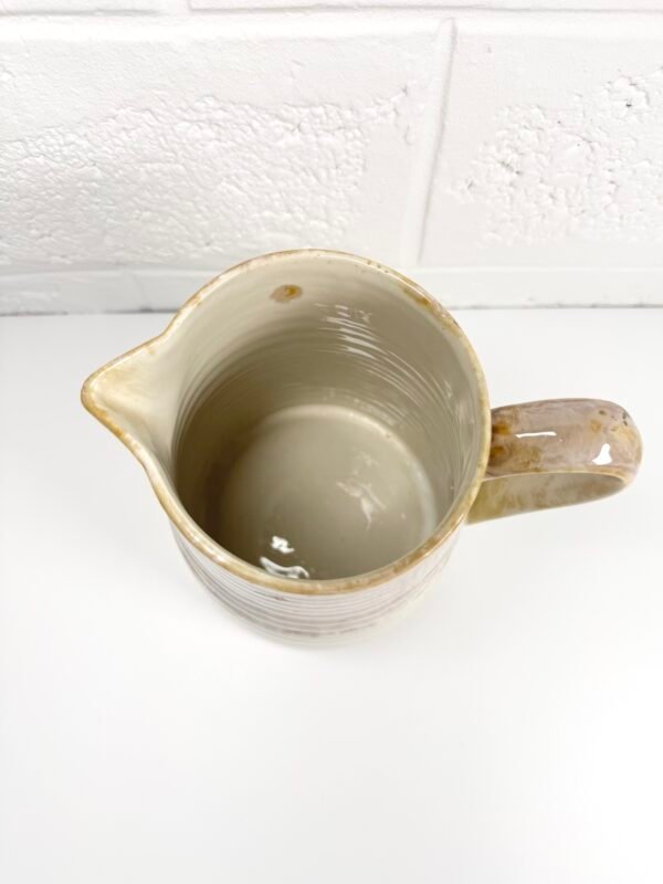 PICHET EN GRES BEIGE STRIÉ