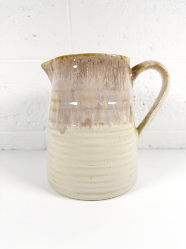 PICHET EN GRES BEIGE STRIÉ