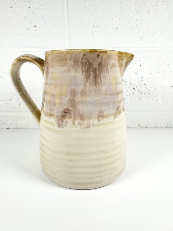 PICHET EN GRES BEIGE STRIÉ