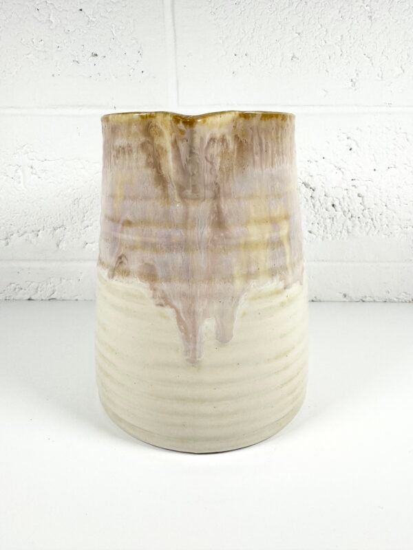 PICHET EN GRES BEIGE STRIÉ