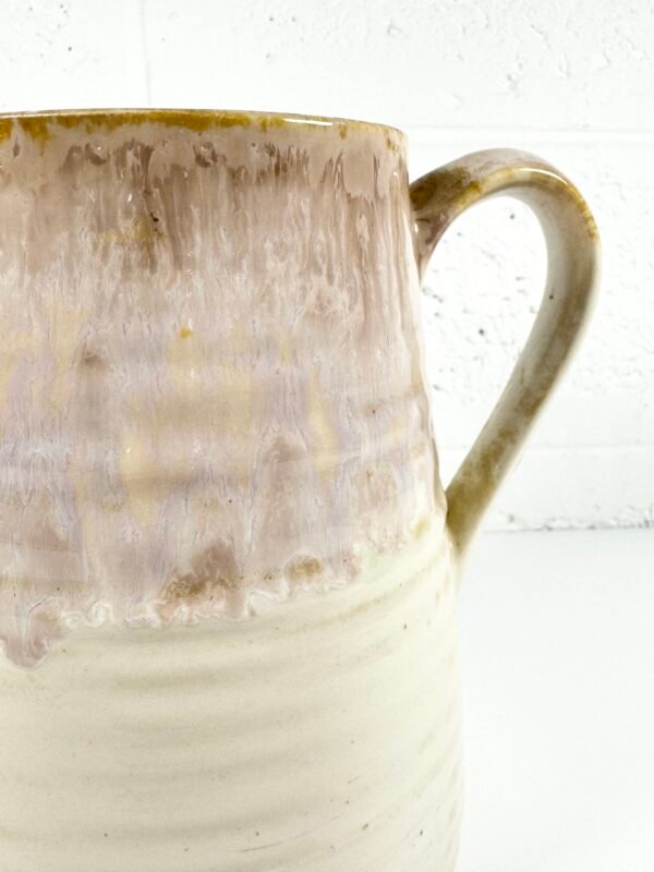 PICHET EN GRES BEIGE STRIÉ