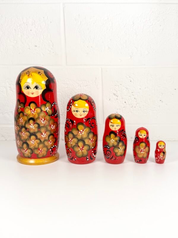 POUPÉES RUSSES ROUGES FLEURS