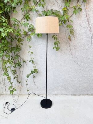 LAMPADAIRE NOIR ET NATUREL