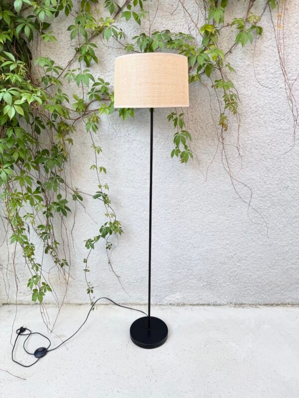 LAMPADAIRE NOIR ET NATUREL