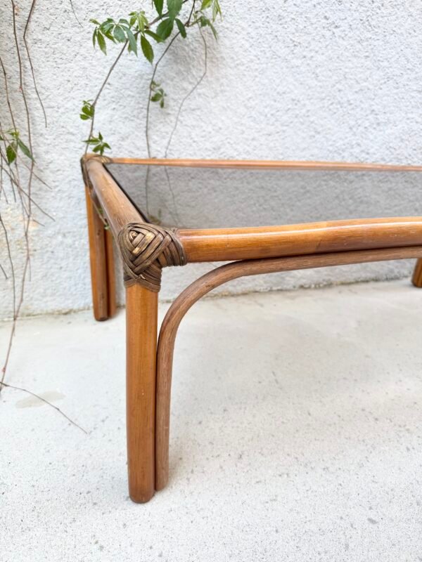TABLE BASSE ROTIN ET VERRE FUMÉ