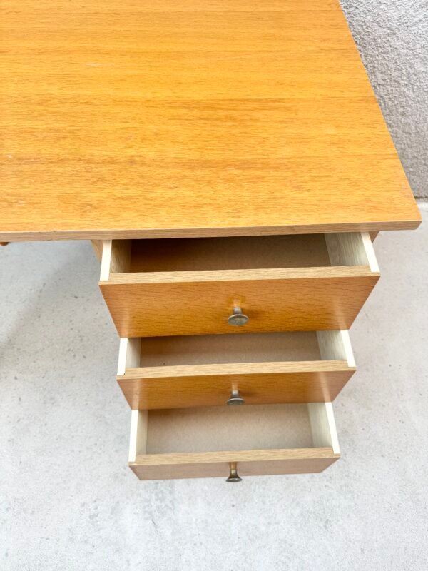 IMG_3961 BUREAU 70'